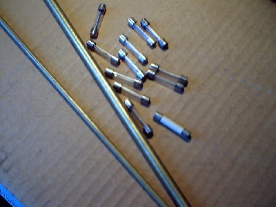 materiales usados para hacer el medidor. dos varillas de bronce de 5mm y de 8mm y fusibles comunes de radio.