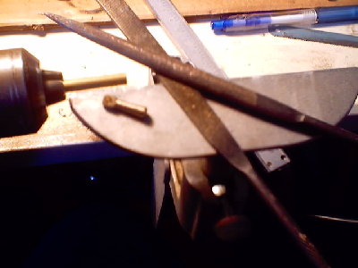 torneando el mango del grifo, las herramientas de mi &quot;torno&quot; son las limas y un trozo de acero que le saque filo.
