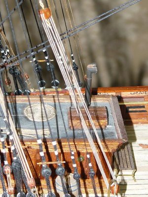 El gran aparejo de cuadernales de tres ojos que laborea la driza de la verga superior de gavia