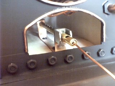 caja de fuego mostrando la aislacion de amianto y el mechero de gas butano, el cañito capilar es provisorio para ver como va a quedar.