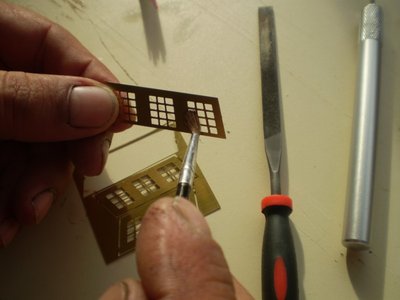 Las ventanas tienen un barniz de protección que parece cristal. Para eliminarlo, pasaremos un pincel seco por los orificios de las ventanas. Realizaremos esta operación con las tres piezas.