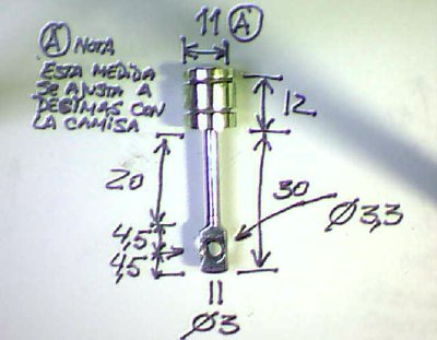 DETALLE DEL PISTON, ESTA ARMADO DE DOS PARTES, UNA DE BRONCE (LA CABEZA) Y LA BIELA DE ACERO, LA BIELA VA CLABADA AL PISTON