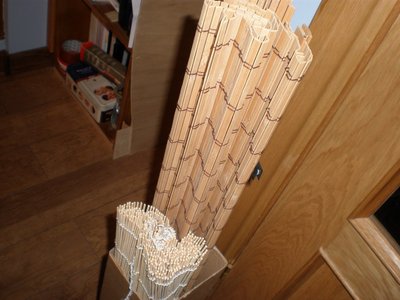 Tracas de bambu y varillas de cortinilla para realizar casco y cubierta