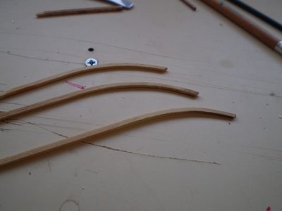 Con listones de 2 x 3 mm de ramin aremos las bases de las balaustradas o columnas de madera, para poderlos curvar sin que se partan los humedeceremos en agua y con una plancha o un soldador caliente los iremos curvando, después los pintaremos del color que elijamos.