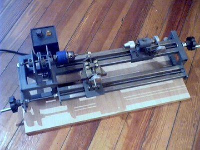 Torno hecho completamente con material reciclado, el motor es de una maquina de coser electrica y el regulador de velocidad de un ventilador de techo.