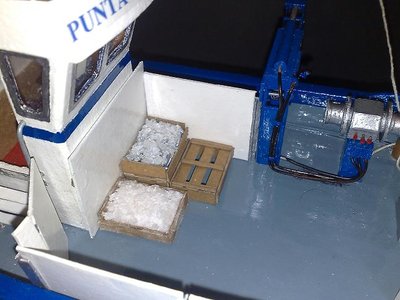 Algunas cajas con hielo y pescado, para dar algo más de realismo.