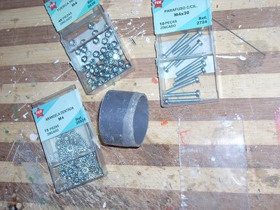 Tubo de pvc del diámetro apropiado, tuercas y arandelas.