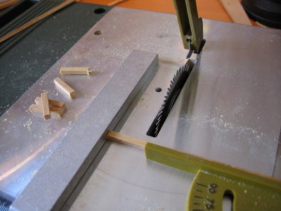 empiezo a preparar las balaustradas con madera de boj, corto los listones