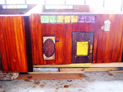 clave la caja a la pared del mamparo.....