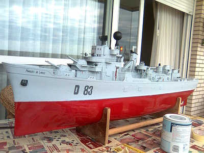 Podeis ver la linea que distingue la cubierta separable del casco del barco.