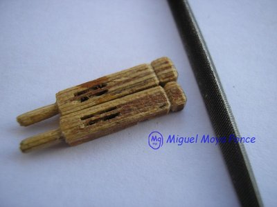 Para el probao (la parte horizontal) empleo un listón de madera de 1,5 mm de espesor, la medida entre bitas o guindastes es el de A.L., con una lima de sección cuadrada hago una mella para encajar la bita en esta. Entre estas mellas hago 6 agujeros de 1 o 1,5 mm para las cabillas, equidistantes unas de otras y por el eje longitudinal. En las bitas, las dos a la vez, le hago la mella que llevara para encajar el probao, debe entrar justo y perpendicular entre ellos, y entrar hasta que la parte final del probao llegue a la cara de la bita. El remate de los extremos del probao es igual que la parte superior de la bita y más o menos la misma dimensión.