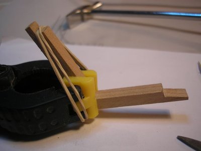 Unir las piezas, lleva un esparrago de madera para unión.