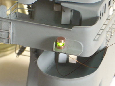 ASIENTO EL FAROL EN SU PEDESTAL MEDIANTE CEMENTO EPOXI DE DOS COMPONENTES, PONGO EN EXCESO PARA QUE AL ASENTARLO SE EXPANDA EL MATERIAL, DESPUES DE DOS MINUTOS LE DOY FORMA AL PEGAMENTO MDIANTE EL USO DE ESTECAS MOJADAS EN DETERGENTE, ESTO ES PARA DARLE LA FORMA A LA BASE CON EL MISMO PEGAMENTE, TAMBIEN APROVECHO PARA TESTEAR SI EL LED FUNCIONA CORRECTAMENTE