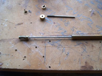 esta es la otra sorpresa aqui corte con cegueta y luego fue que me di cuenta que es enroscado se puede desenroscar con las llaves y prensas adecuadas, es mas su parte angosta se puede dejar asi y sirve de cuello para la bocina (bueno eso saben ustedes mas que yo)...