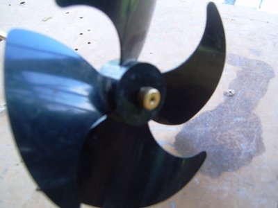 no se burlen de mi helice para cuando hga mi primer sumergible, je je je la coloque para darle la idea de como iria la helice... no tenia mas nada a la mano..