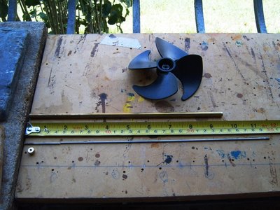 uni para medir y tiene 30 cm de largo, y como tiene rosca por las dos partes podemos alargar el eje.. a como queramos...