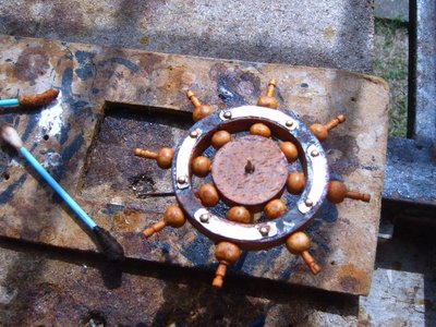 envejesco los anillos y parte de madera del circulo, par cambiar un poco el tono..