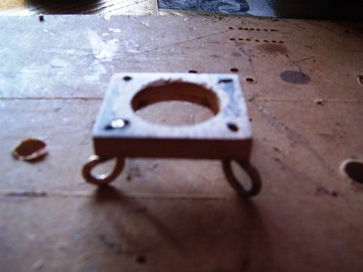 para la base corto un trozo de madera de 3.5 x 4 cm, abro un orificio en el centro y coloco unas patas hechas en alambre de soldadura de bronce---