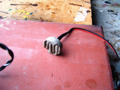 aprovecho que hay buena luz y saco foto nuevamente de la resistencia y su base hecha en macilla de dos componentes...