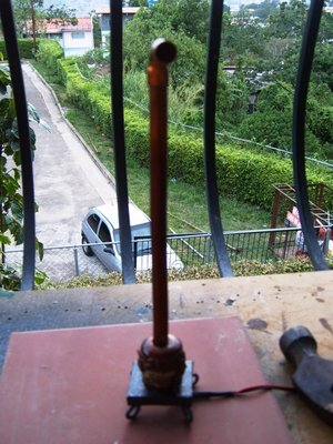 la idea de hacer la cocinilla asi, se me ocurrio de varias cosas observadas, una de ella es cuando mi madre esta haciendo su comida, coloca hay veces en una sarten a asar un trozo de carne y se va para el cuarto a ver tv-1 (porque esa si es española de cepa, lo que ve todo el dia es la television española claro por cable) se le olvida ya recordad que tiene 75 años ya, y deja esa carne hay, se seca el liquido y grasa, quedando el puro hierro de la sarten en la llama y se produce una humarada, entonces me dije, si la resitencia se pone al rojo vivo y produce calor, al hacer contacto alguna sustancia la va a quemar y surgira el humo, fue donde empece a probar y darme cuenta que el alambre atravesado por 12v, no se daña tan facil, y que al untarle la cremita, esta se seca y se pone negro esa parte del alambre y es cuando empieza a humear hasta calcinar toda la crema...