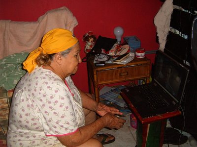 el antes del cuerto de mi madre, pelea para que no le bote el mugrero y miren se lo pasa viendo tv española &quot;novela amar en tiempos revueltos y otras&quot;