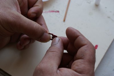 Ensamblamos y pegamos con pegamento de secado rápido las troneras con las portas ya pintadas como muestra la fotografía.