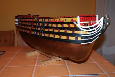En esta fotografía se muestra el aspecto del barco con las troneras de las tres baterías montadas.