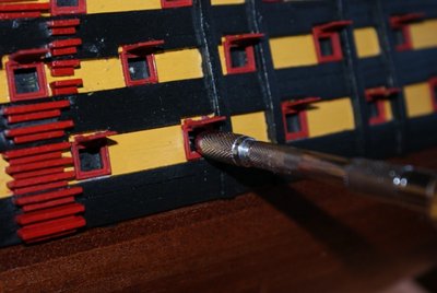 Con el taladro y una broca de 2 mm de diámetro perforamos los orificios para introducir las espigas de los cañones, como muestra la fotografía.