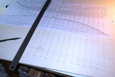 Fijo el plano con chinchetas sobre la grada de construcción y paso a dibujar las líneas del centro de cada cuaderna sobre la misma.