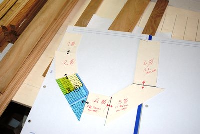 Realizo piezas de un cartón más rígido que la cartulina. Estas piezas me servirán para la casi totalidad de las cuadernas.<br />La madera que utilizaré para las mismas es el fresno. Estas serán las varengas.