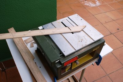 Corto las piezas de madera, cuyos dibujos pertenecen a las cartulinas, identificadas con numeraciones y flechas.