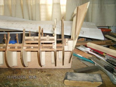 Con madera de balso realicé los soportes para los cañones de popa.
