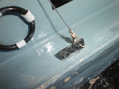 Vista del cierre de pulsera usado para los cabos que sujetan el techo de la cabina a cubierta.