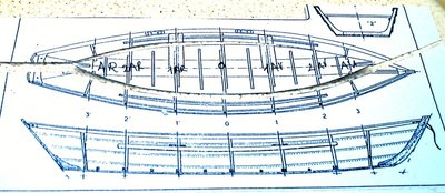 Corto el plano de la parte del fondo de la dory.