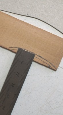 Ahora lo hago sobre la madera. Las maderas en las que realizo estas piezas tienen un grueso de 2 mm.