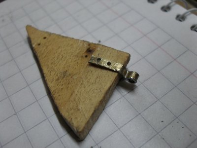 con una broca de 1mm y con un trozo de madera del mismo espesor que la pala de timon hago lo agujeros para los mini clavos