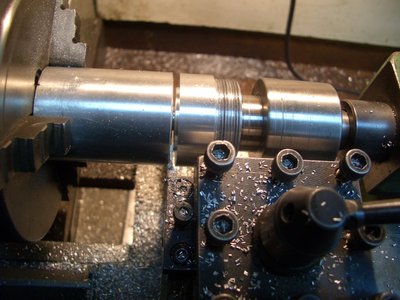 Una vez mecanizado el alojamiento del rodamiento de 22 paso a cortar la tapa para, en fase posterior mecanizar el alojamiento del rodamiento de 16