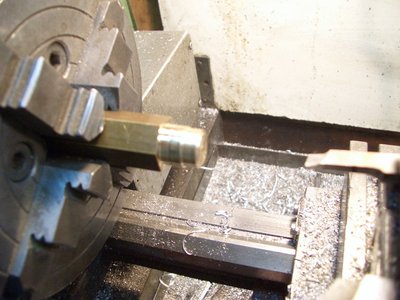 De un trozo de hexagonal de latón de 18 mm preparo un mandril de 14- 13mm  para sujetar el bloque ajustado a presión  los alojamientos  mecanizados