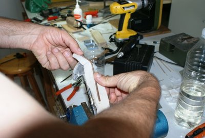 Con la ayuda de un trapito húmedo, empiezo a curvar el primer listón de peral. Cada pieza de madera con forma de cuaderna, albergará dos listones.