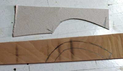 Lo dibujo sobre una planchita de madera de 2 mm de gruesa y lo sierro.<br />Esto mismo haré con la quilla y encolaré ambas piezas en la chalupa.