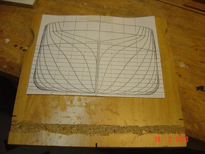 Construcción de las cuadernas<br />Sobre aglomerado de 10 m/m. pego el plano de la caja de cuadernas, desde proa hasta la maestra en una  y desde popa hasta la maestra en otra.