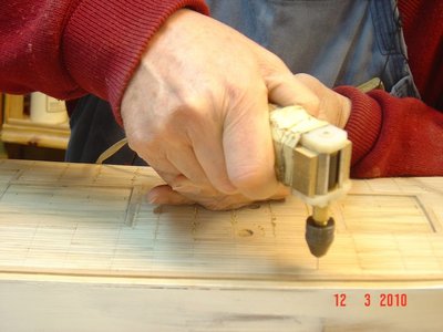 Taladrando para meter tapines, la broca o barrena de 0,7 m/m. para madera las hago con agujas normales de costura afilándolas por la parte del ojo, en forma de pirámide triangular, son mucho mas baratas y además no hace falta marcar con punzón el punto donde se ha de taladrar, se pincha con la punta de la barrena, se arranca el taladro y no se mueve de esta punto.