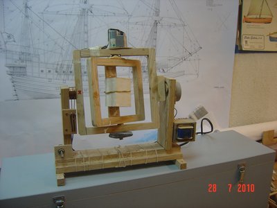 Roto moldeadora use un motor de horno microondas que da 5 rpm. En  principio le puse dos motores iguales pero no funciono bien, pues al tener las mismas revoluciones los dos cuadros, una cara nunca pasaba por la parte inferior y dejaba sin resina este lado, por lo tanto le puse un motor con más revoluciones al cuadro interior 17 rpm. O sea 5 y 17 números primos así no hay coincidencias