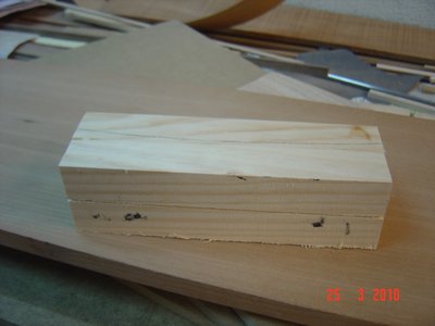 Comienzo haciendo un molde de un taco de madera algo blanda como cedro, pino etc.<br />Preparo un paralelepípedo con el largo de la eslora, el ancho de la manga y el doble de la altura del puntal.