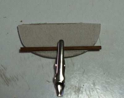 Con una pinza, fijo la tablilla de 2 x 1 mm.