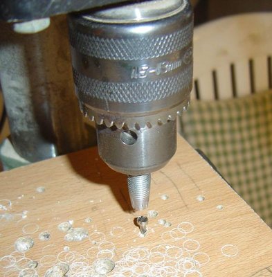 La pieza cortada queda en el interior del tubo, con el taladro parado presiono sobre ese tornillo que se ve clavado en el taco y la pieza se adentra en el tubo dejando espacio para cortar la siguiente, y así hasta que se llene, aproximadamente una docena,<br />Saco el útil del taladro para vaciarlo.