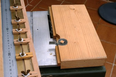 Aquí podéis ver que la pieza pequeña lleva dos tablillas de contrachapado, una delante y otra detrás para evitar su desplazamiento.