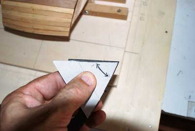 Una vez cortado el contorno de la cartulina, dibujo el mismo sobre la pieza a retocar.