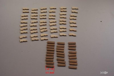 Con un listón de 2 x 4 mm cortamos las bases de las cureñas, cortamos 28 trozos a 16 mm de longitud cada uno y los pegamos a los laterales con una proporción de 2 laterales por 1 base, y las pintamos.