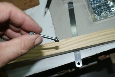 Enrosco el tornillo en el tirafondo y lo introduzco en el agujero ensanchado anteriormente con fresa de 6 mm.